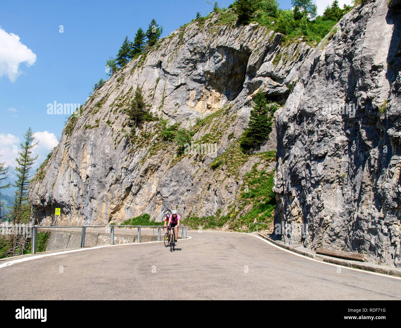 Altdorf, Suisse - 20 juin 2017 : le cycliste le long de la route du col du Klausen Banque D'Images