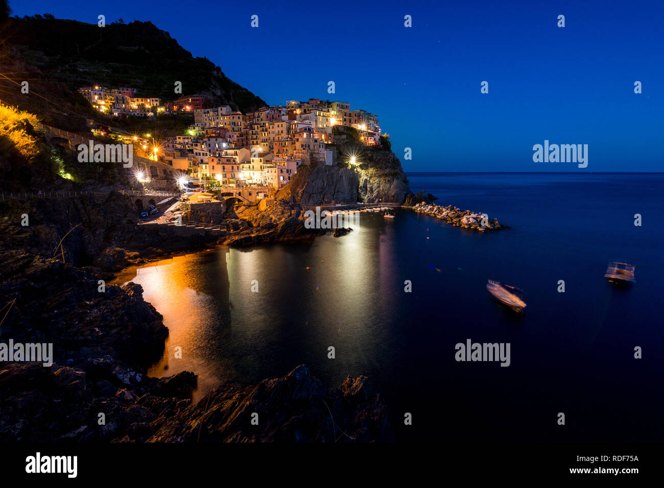Blaue Stunde über der Bucht von Manarola, Cinque Terre Banque D'Images