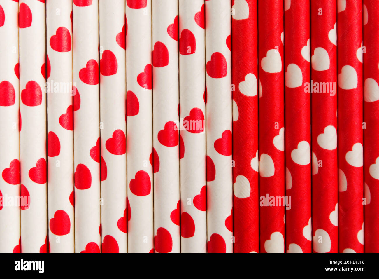 Le rouge et le blanc du papier en plastique écologique avec des coeurs de paille, de mise à plat Banque D'Images
