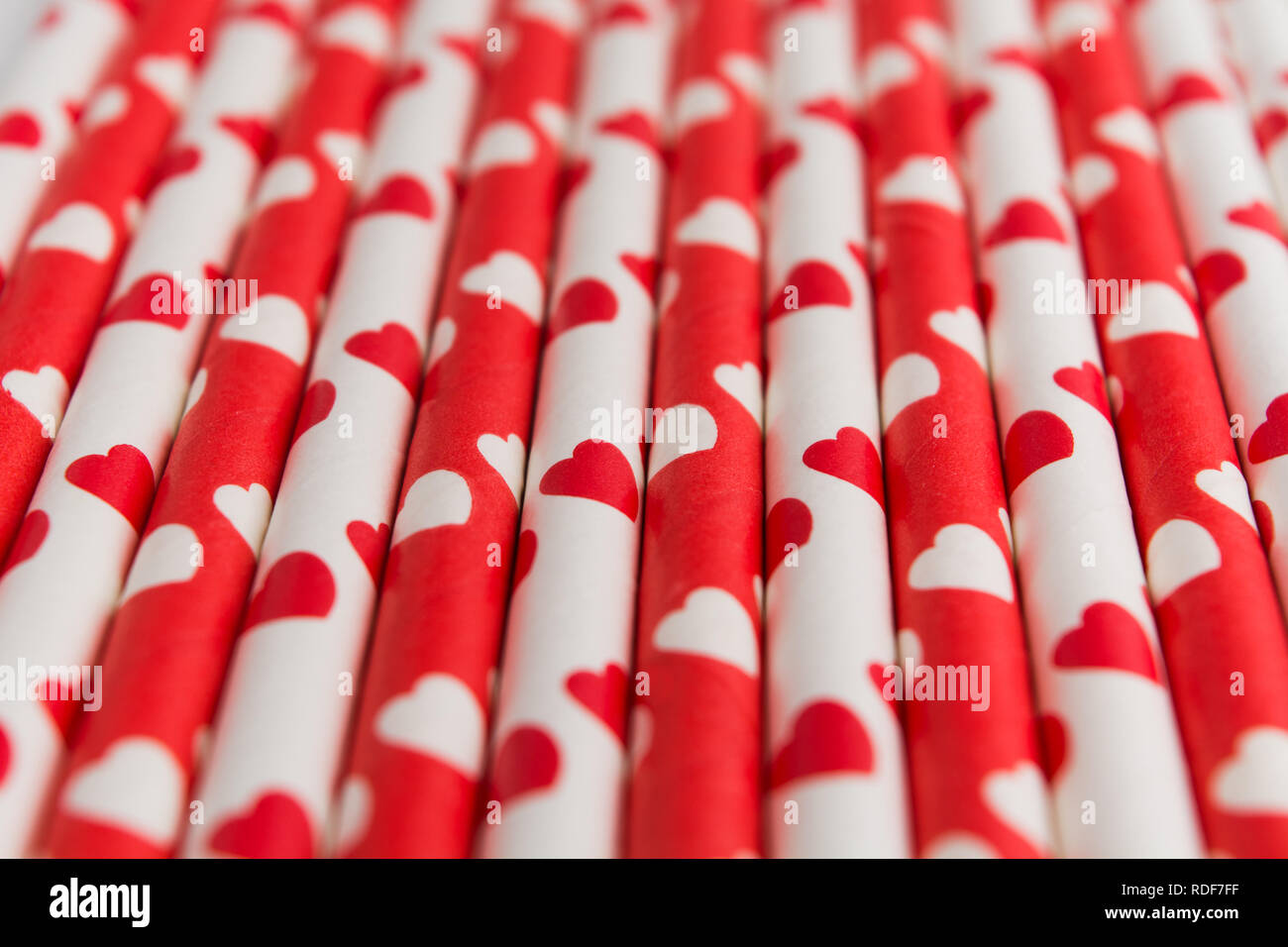 Le rouge et le blanc du papier en plastique écologique avec des coeurs de paille, soft focus Banque D'Images