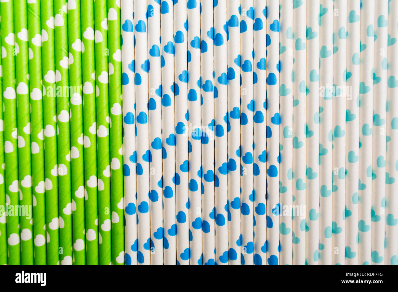 Papier coloré en plastique écologique avec des coeurs de paille Banque D'Images