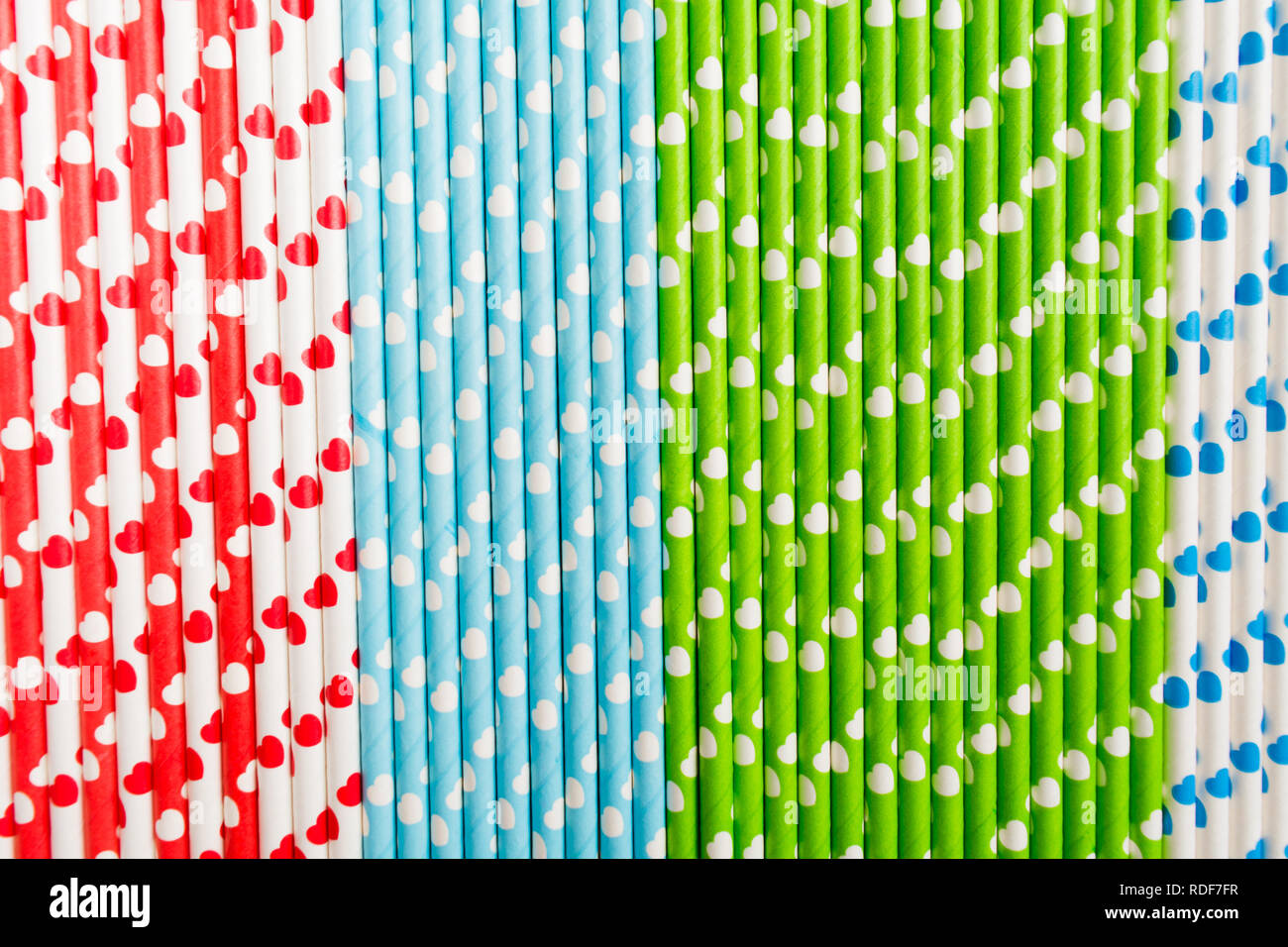Papier coloré en plastique écologique avec des coeurs de paille Banque D'Images