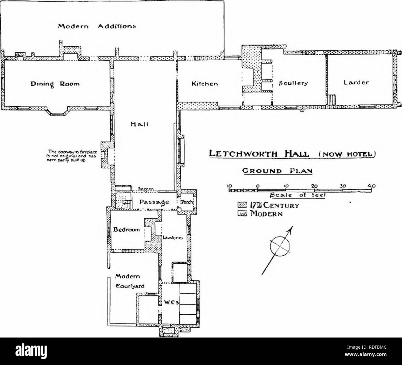 . L'histoire de Victoria le comté d'Hertford. L'histoire naturelle. BROADWATER centaines de lambris. Le verre de l'arches et les moulures sont sculptées. Au-dessus est la corniche qui autrefois a appuyé l'avant de la galerie. Il projets à propos de z ft. Sur la frise est une rangée de petits carrés et cercles, alternant avec des feuilles sculptées en eux. Il y a des consoles sculptées à intervalles réguliers le long de la corniche. Sur les petites parenthèses transportant les extrémités extérieures de l'arches de chardons sont sculptées. Le hall est un grand appartement de 47 ft. par zi ft. Il dispose de fenêtres de chaque côté et est plat aux plafonds hauts avec du plâtre. Il n'y a Banque D'Images