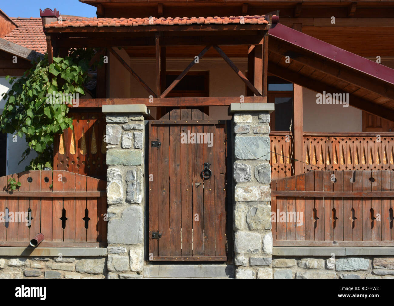 Vieille maison avec porte en bois et plantes vertes sur le village. Vieilles portes en bois avec anneau. Banque D'Images