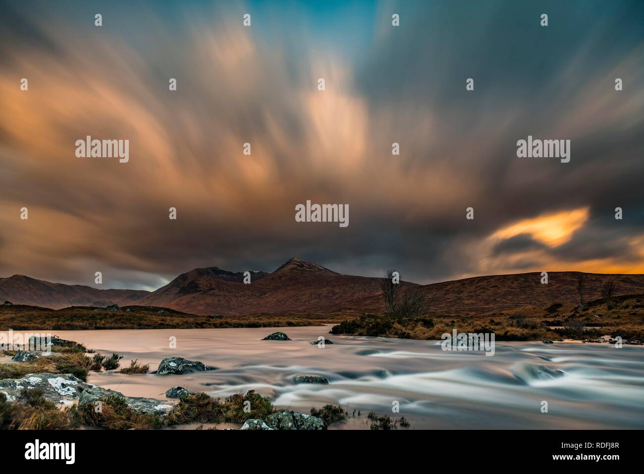 Ba de la rivière avec des pics de montagne de Meall a'Bhüiridh Leathad et Clach en arrière-plan et nuages spectaculaires, Glen Coe Banque D'Images