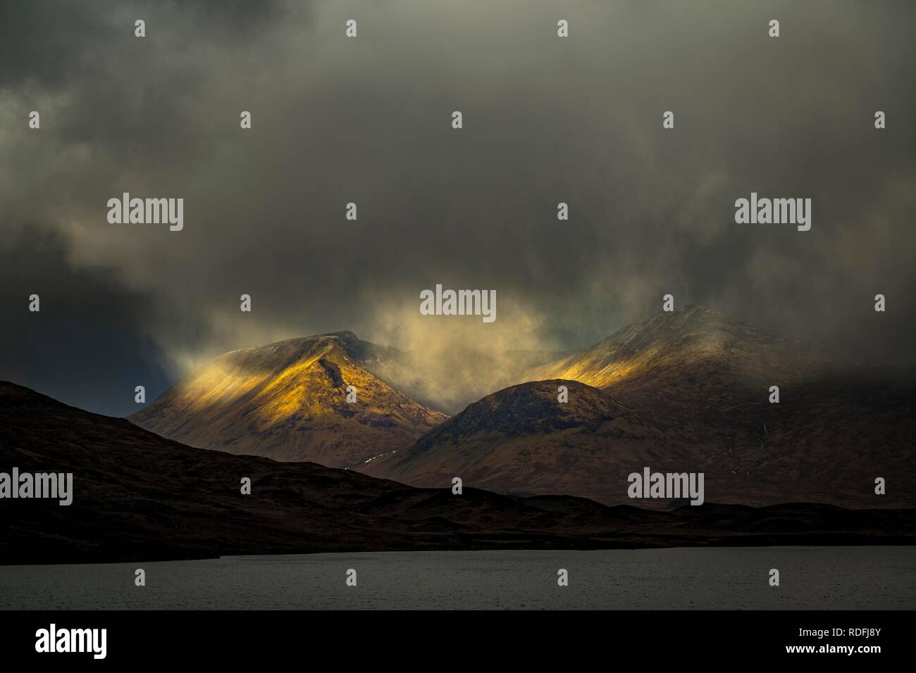 Ba de la rivière avec des pics de montagne de Meall a'Bhüiridh Leathad et Clach en arrière-plan et nuages spectaculaires, Glen Coe Banque D'Images