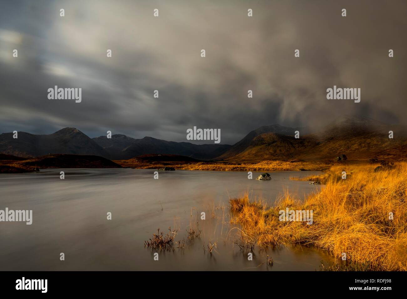 Ba de la rivière avec des pics de montagne de Meall a'Bhüiridh Leathad et Clach en arrière-plan et nuages spectaculaires, Glen Coe Banque D'Images