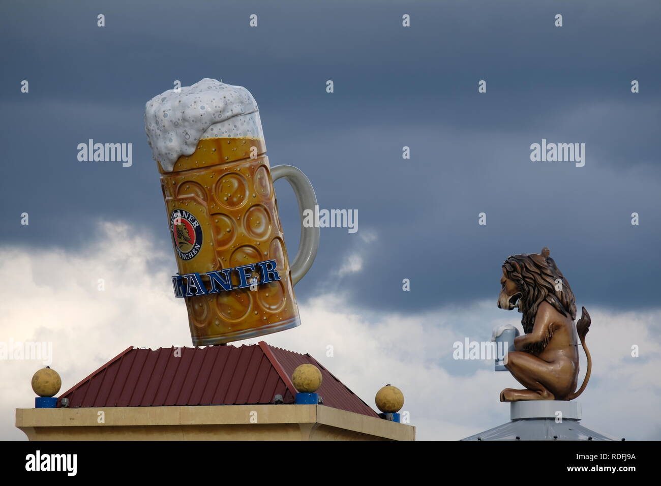 Beer Mug géant et Lion sculpture à l'Oktoberfest de Munich Banque D'Images
