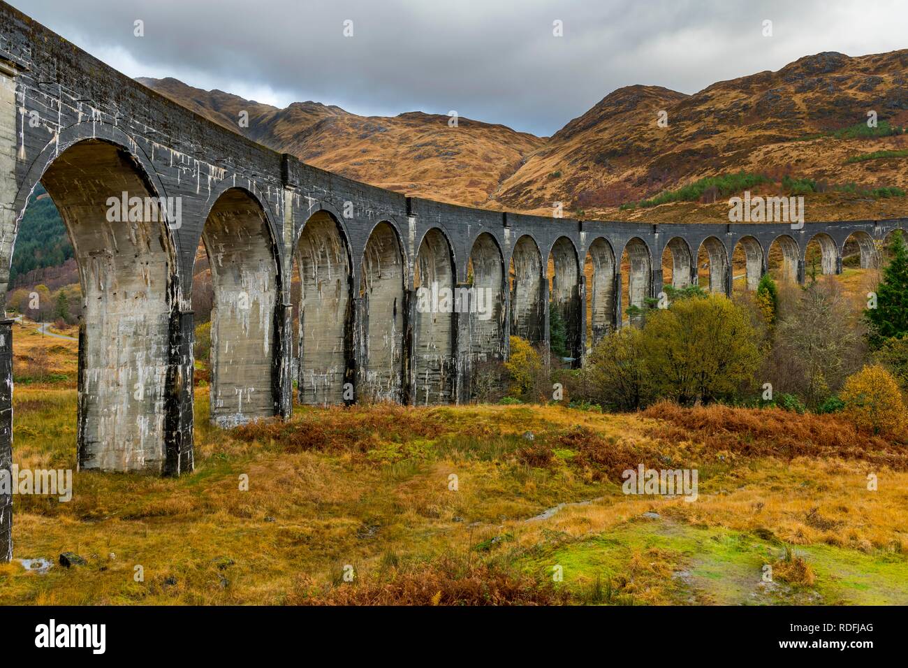 Glenfinnan viaduc de chemin de fer, aux couleurs de l'automne et ciel nuageux, Glenfinnan, West Highlands, Ecosse, Grande-Bretagne Banque D'Images