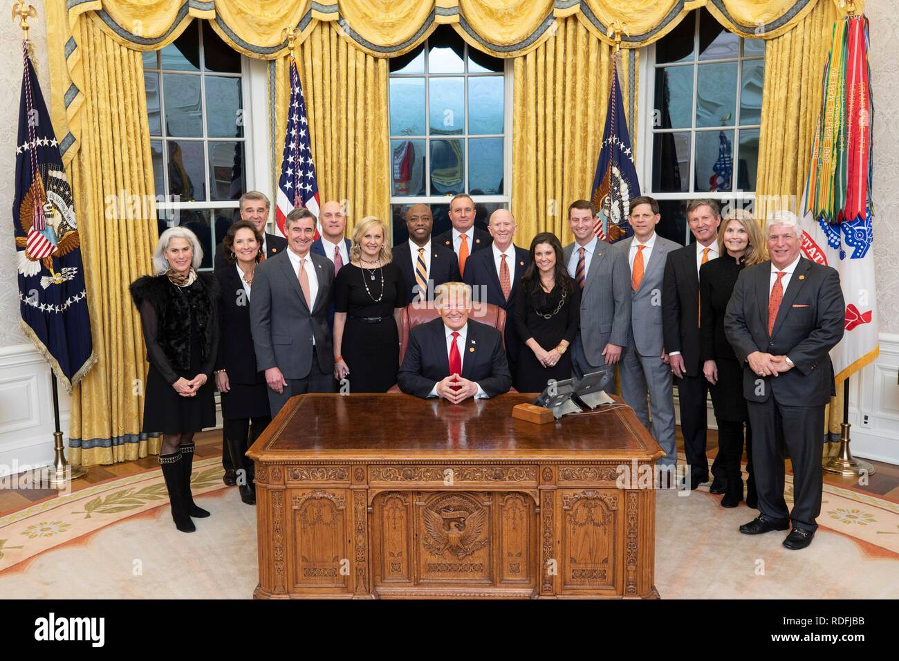 Président américain Donald Trump pose avec les membres de l'équipe de football de l'Université Clemson et les membres de la famille à la suite d'une célébration pour la NCAA College Football 2018 champions nationaux dans le bureau ovale de la Maison Blanche le 14 janvier 2019 à Washington, DC. Banque D'Images