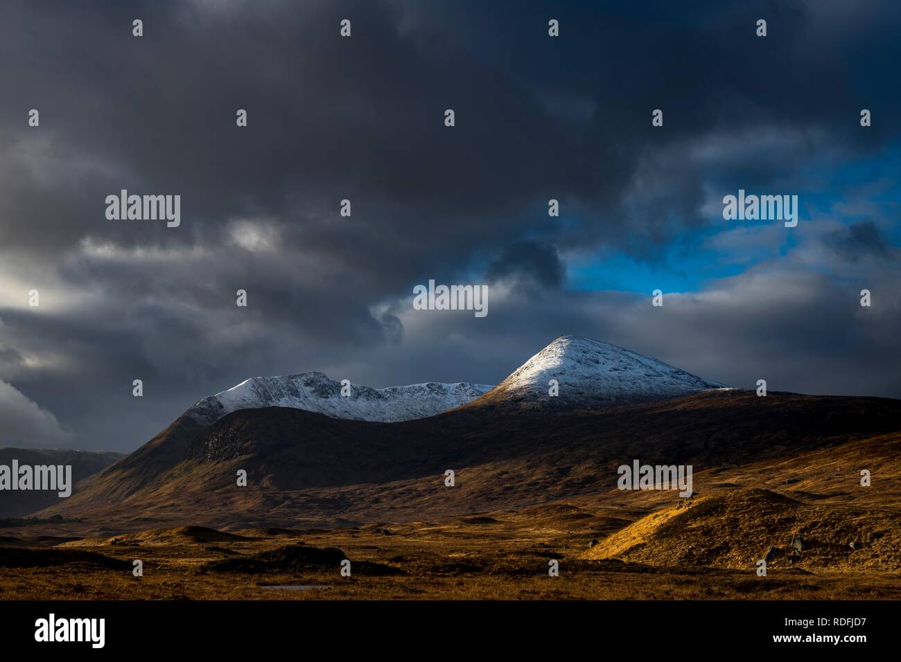 Snowy Mountain peaks de Meall a'Bhüiridh Leathad et Clach en arrière-plan et nuages spectaculaires, Glen Coe, Rannoch Moor Banque D'Images