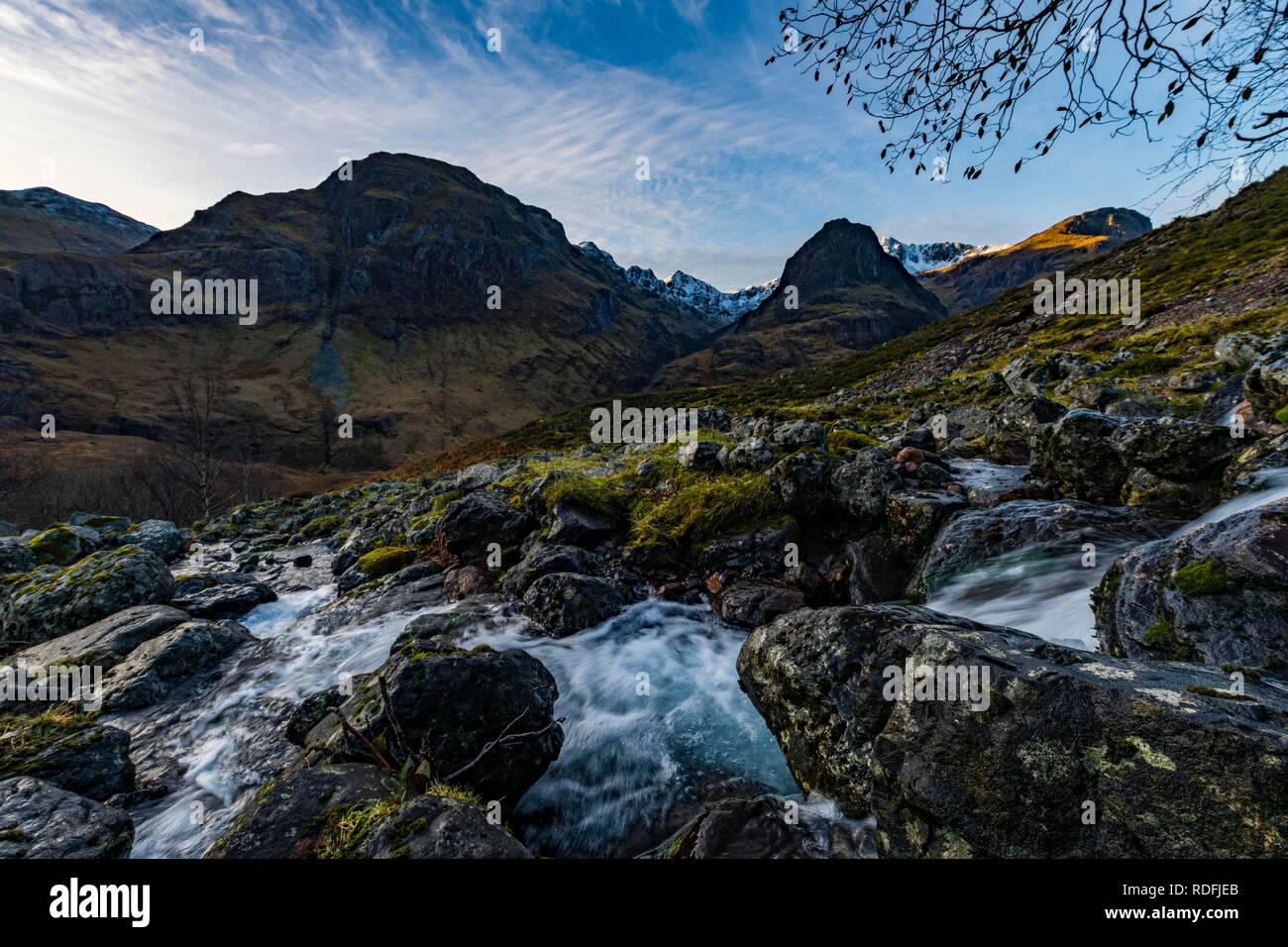 Petit ruisseau de montagne dans un paysage de montagne avec des sommets de Stob Coire Coire Stob nan Lochan et Glen Coe, Sgreamhach Banque D'Images