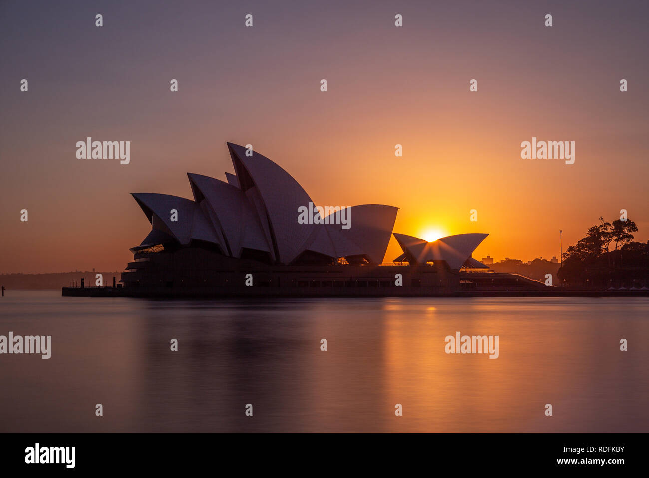 Sydney, Australie - 6 janvier 2019 : l'opéra de Sydney au lever du soleil. Cet édifice est l'un des plus célèbres du xxe siècle et distinctif des bâtiments. Banque D'Images