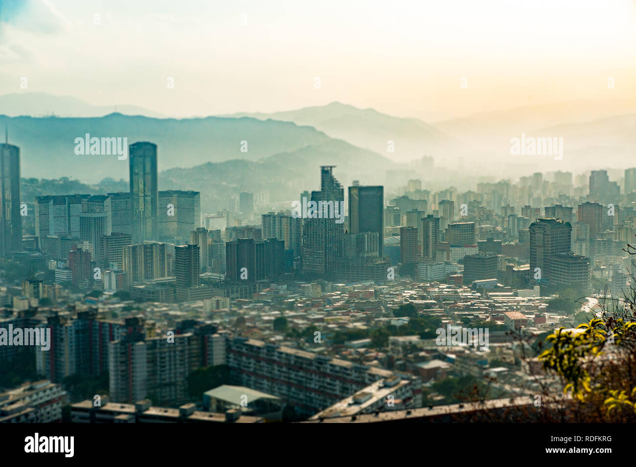 Tilt Shift paysage de Caracas au cours de ciel voilé, moody sombre journée par la pollution, au coucher du soleil Banque D'Images