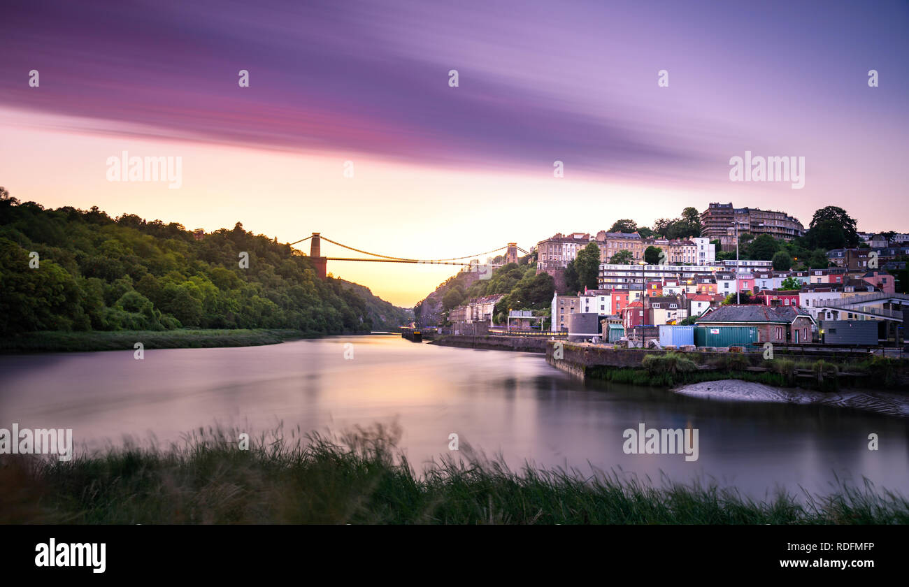 Le pont suspendu de Clifton est un monde célèbre pont suspendu enjambant la Gorge d'Avon et de la rivière Avon, reliant Clifton à Bristol à Leigh Wood Banque D'Images