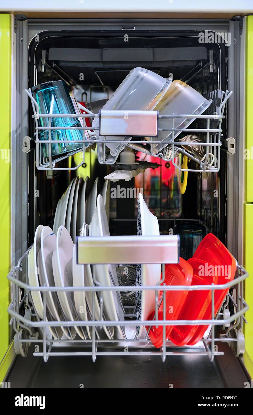 Vue avant du lave-vaisselle à pleine charge avec la vaisselle propre lavé. Banque D'Images
