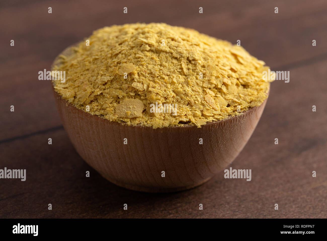 Flocons de levure alimentaire jaune un substitut de fromage et l'Assaisonnement pour la cuisine végétalienne Banque D'Images