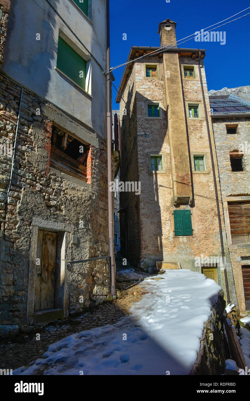 Une rue dans le village de la colline de Casso en hiver la région de Frioul-Vénétie Julienne, au nord-est de l'Italie. Avec une population de seulement 35 maintenant, le village est fameux Banque D'Images