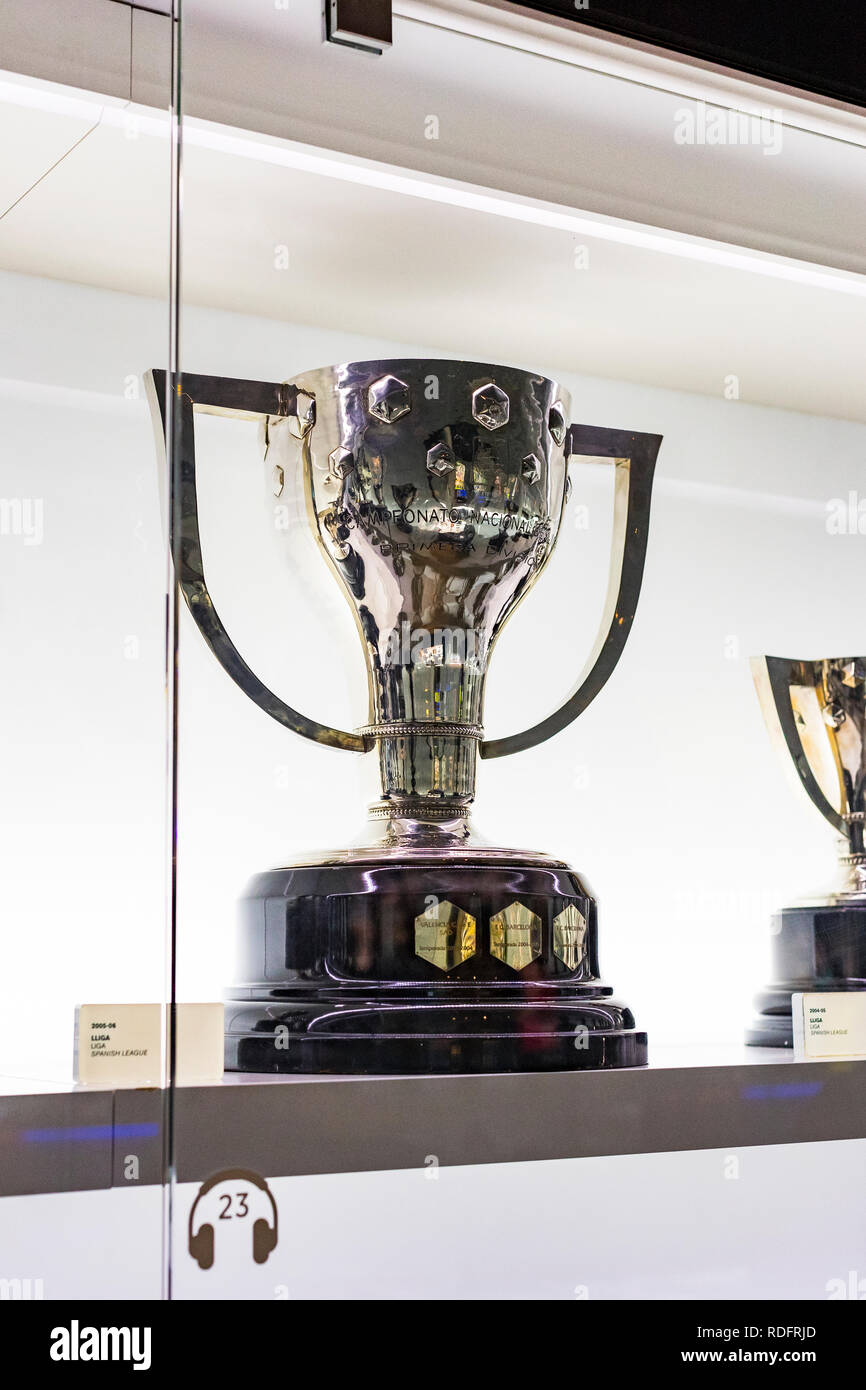 Barcelone, Espagne - 12 janvier 2018 : Le musée de trophées des coupelles et des bourses de l'équipe de FC Barcelone dans le Camp Nou. Banque D'Images