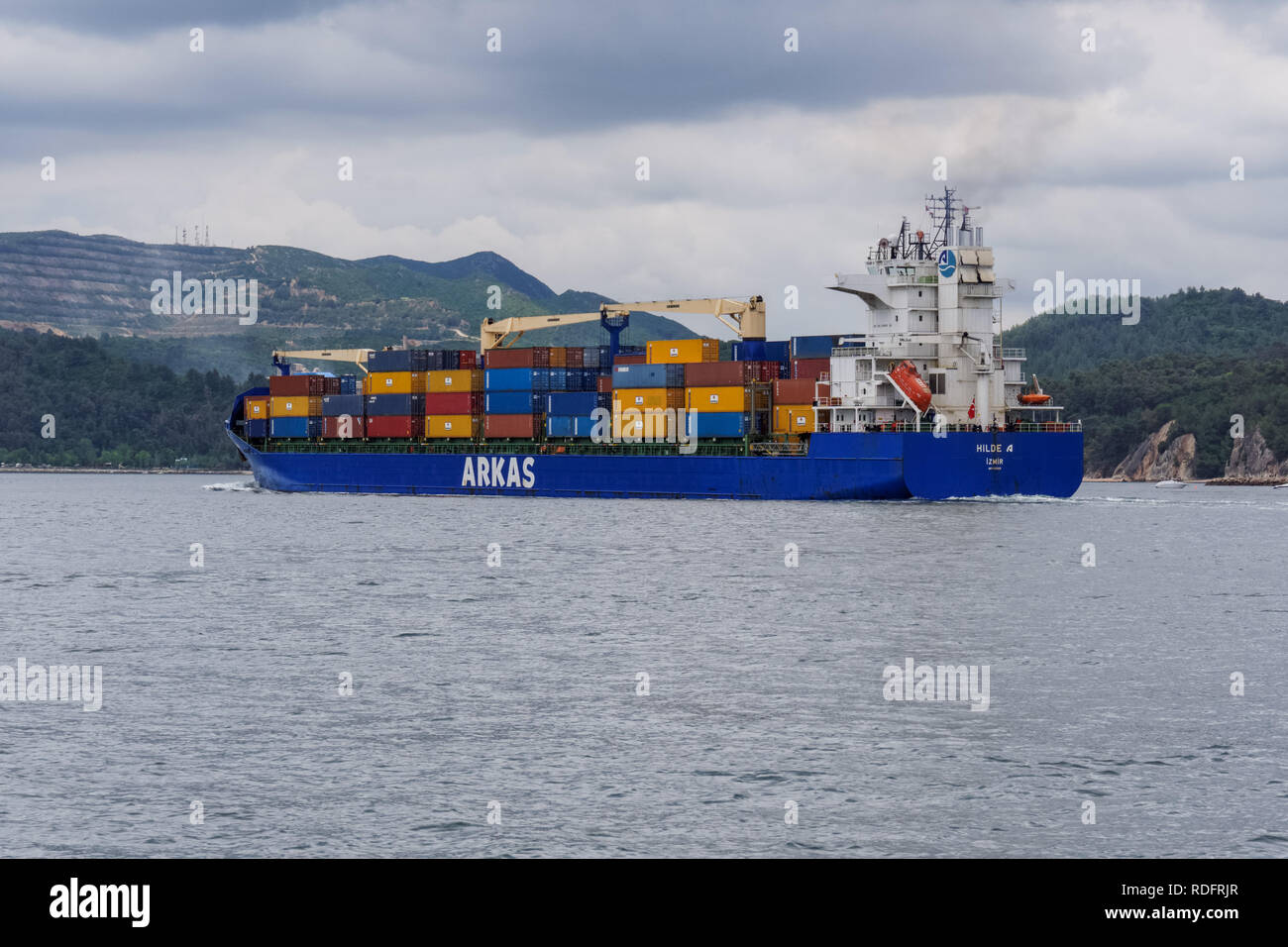 Conteneurs de fret Arkas sur l'océan Atlantique près de Setúbal au Portugal Banque D'Images