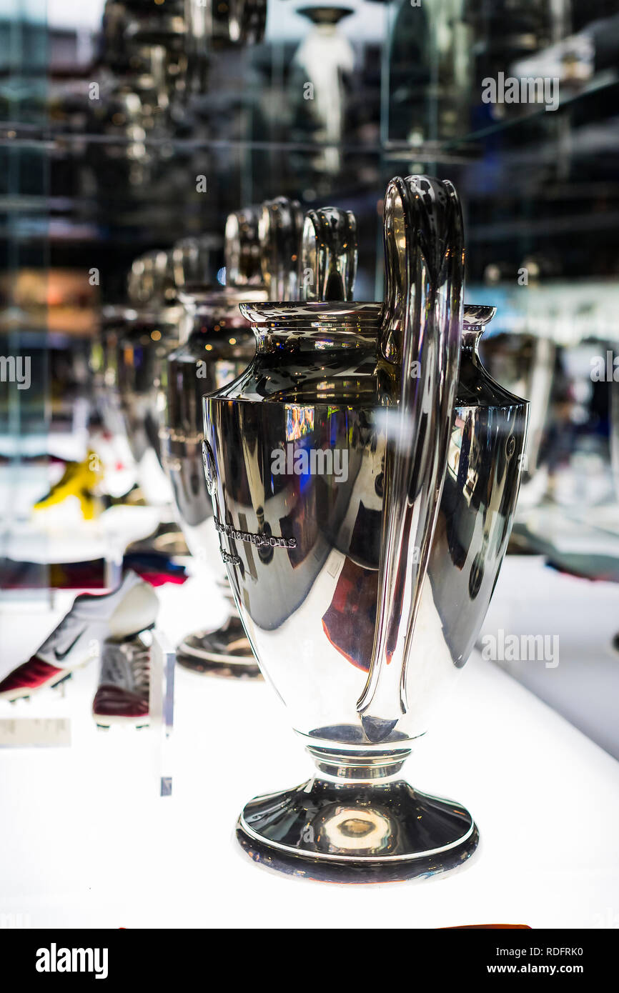Barcelone, Espagne - 12 janvier 2018 : Le musée de trophées des coupelles et des bourses de l'équipe de FC Barcelone dans le Camp Nou. Banque D'Images