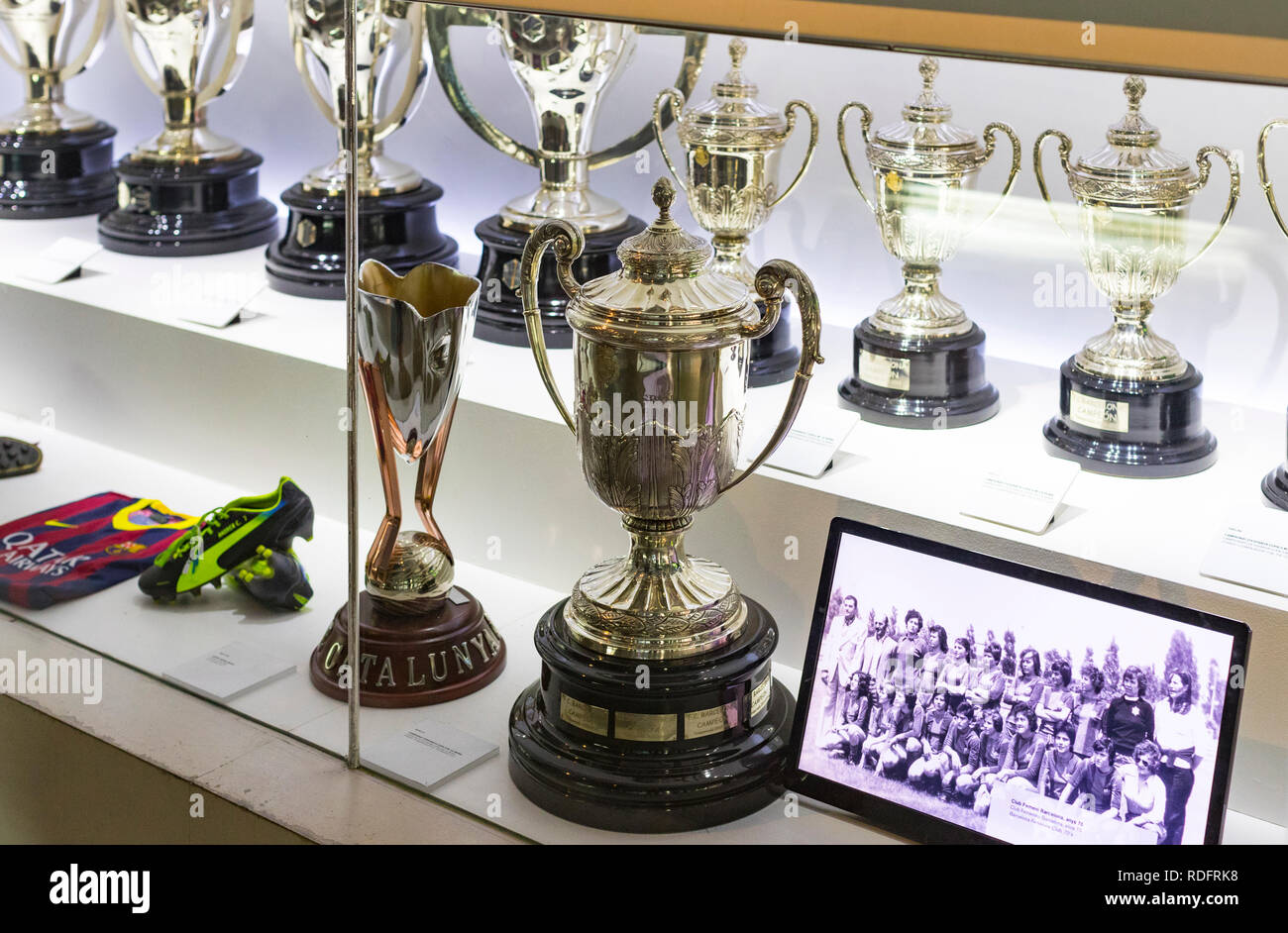 Barcelone, Espagne - 12 janvier 2018 : Le musée de trophées des coupelles et des bourses de l'équipe de FC Barcelone dans le Camp Nou. Banque D'Images