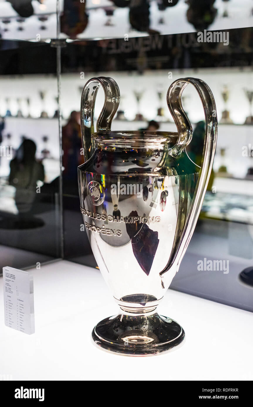 Barcelone, Espagne - 12 janvier 2018 : Le musée de trophées des coupelles et des bourses de l'équipe de FC Barcelone dans le Camp Nou. Banque D'Images