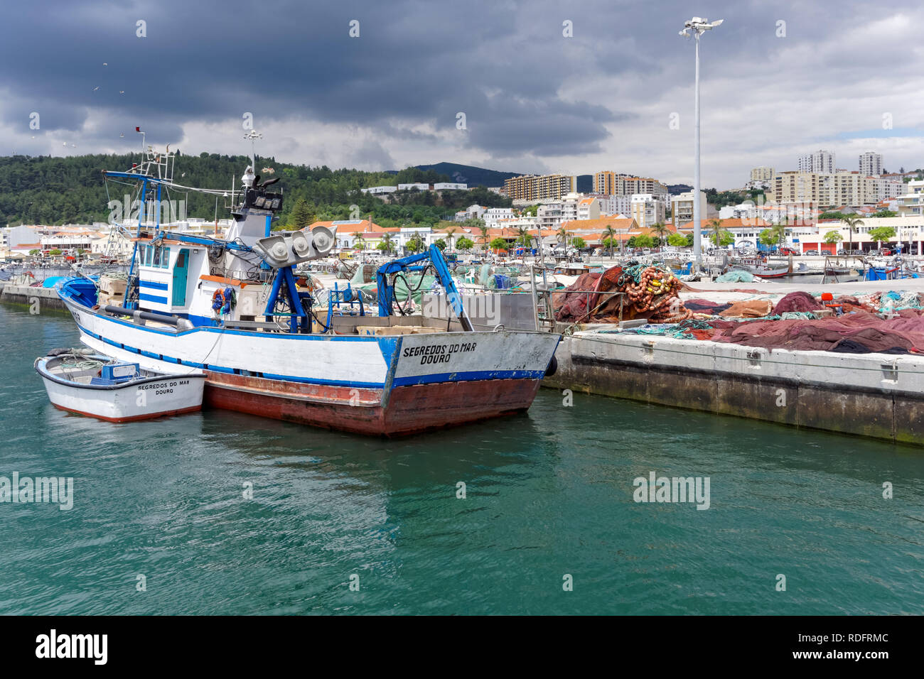 Bateaux de pêche au port, quai de pêche de Setúbal Setúbal, Portugal Banque D'Images