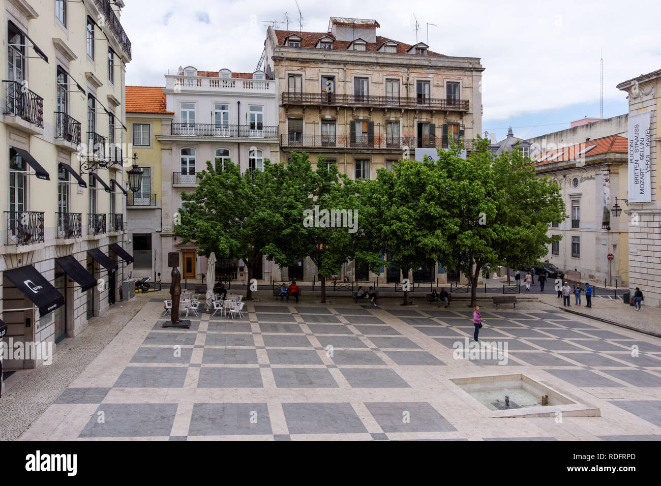 La place Largo de Sao Carlos à Lisbonne, Portugal Banque D'Images