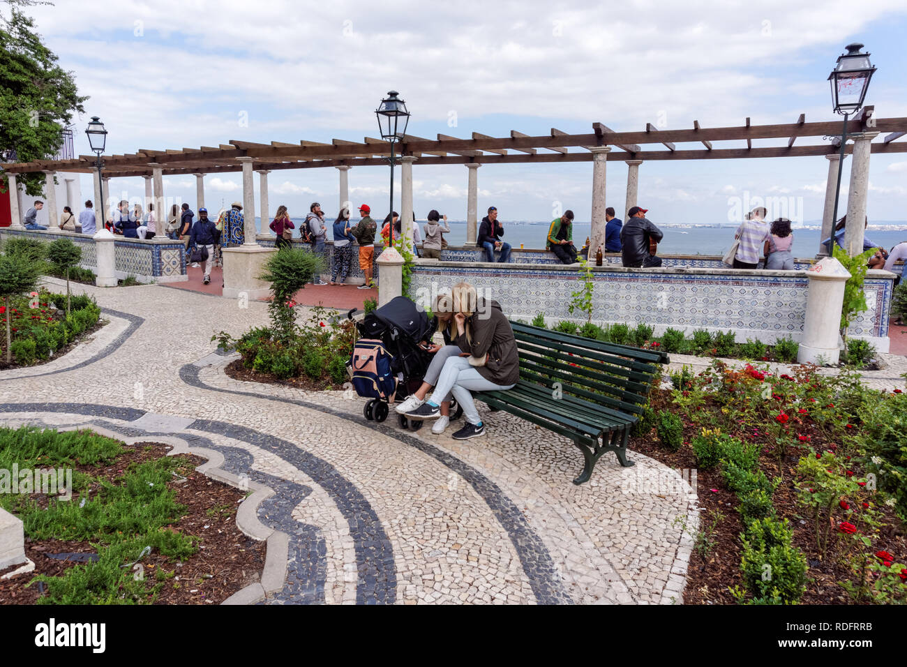 Les touristes à Miradouro de Santa Luzia à Lisbonne, Portugal Banque D'Images