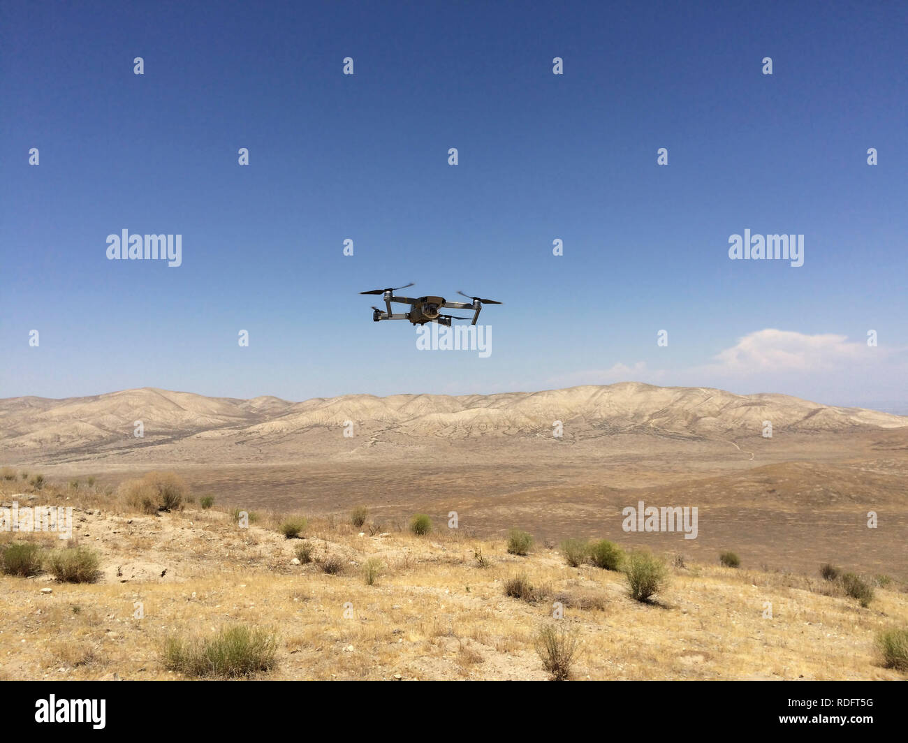 DJI Mavic Pro drone planant au-dessus de paysage désertique ( caméra drone ) - California USA Banque D'Images