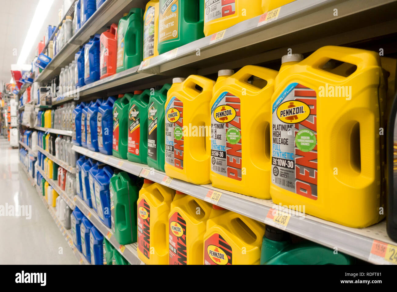 Bouteilles d'huile pour moteur sur des étagères au magasin Walmart - USA Banque D'Images
