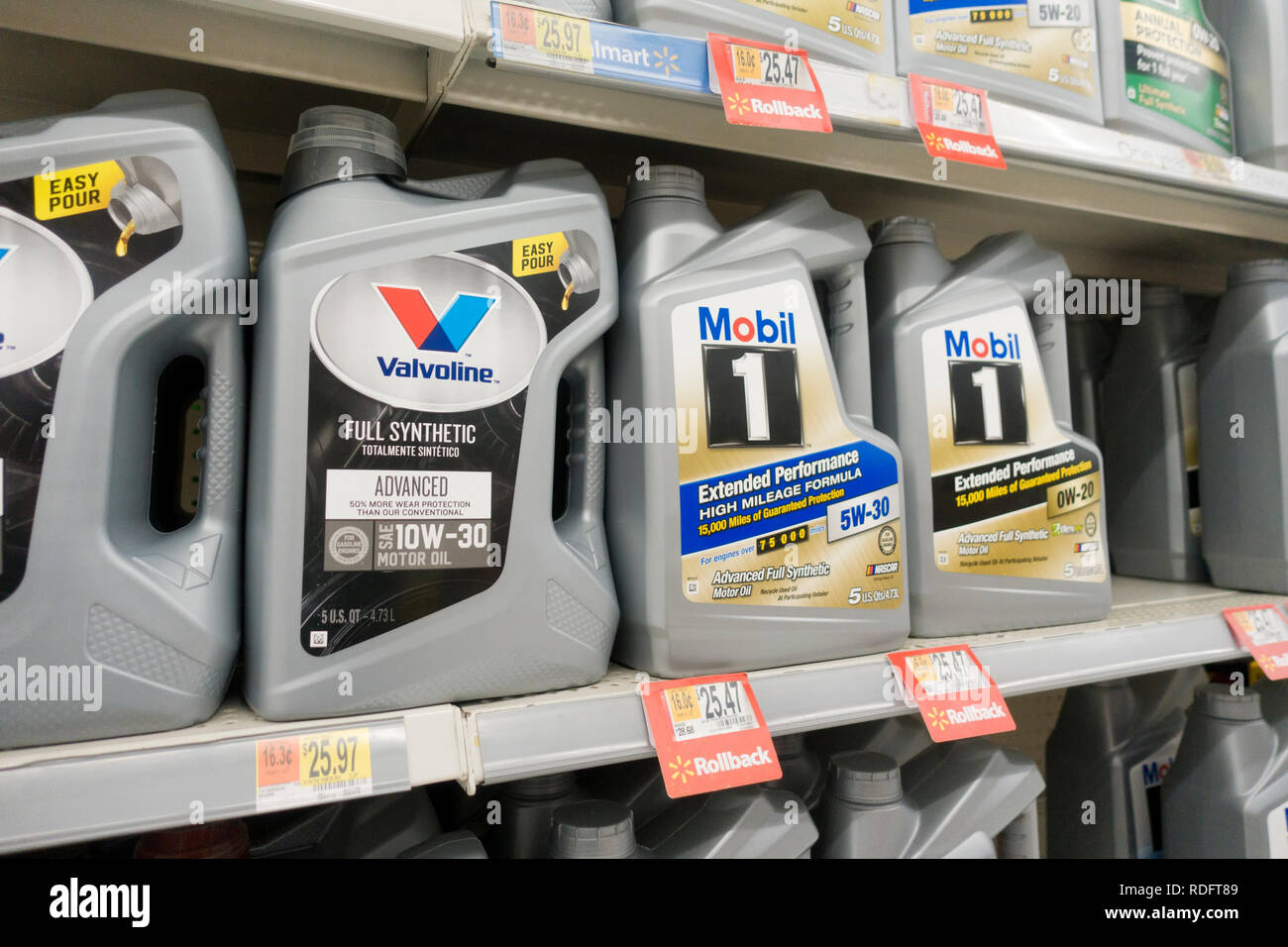 Bouteilles d'huile pour moteur sur des étagères au magasin Walmart - USA Banque D'Images