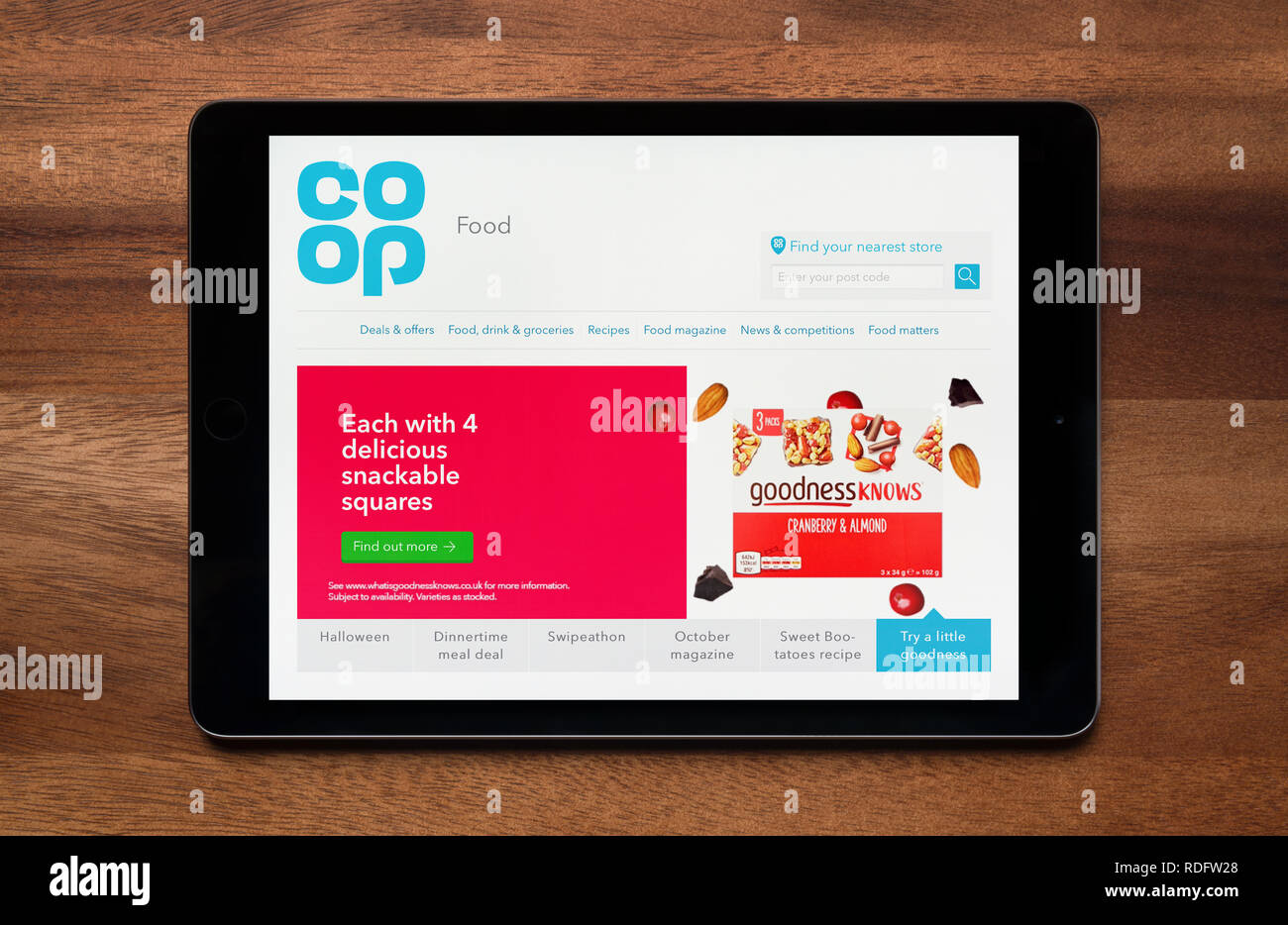 Le site web de Co-op Food est vu sur un iPad tablet, qui repose sur une table en bois (usage éditorial uniquement). Banque D'Images