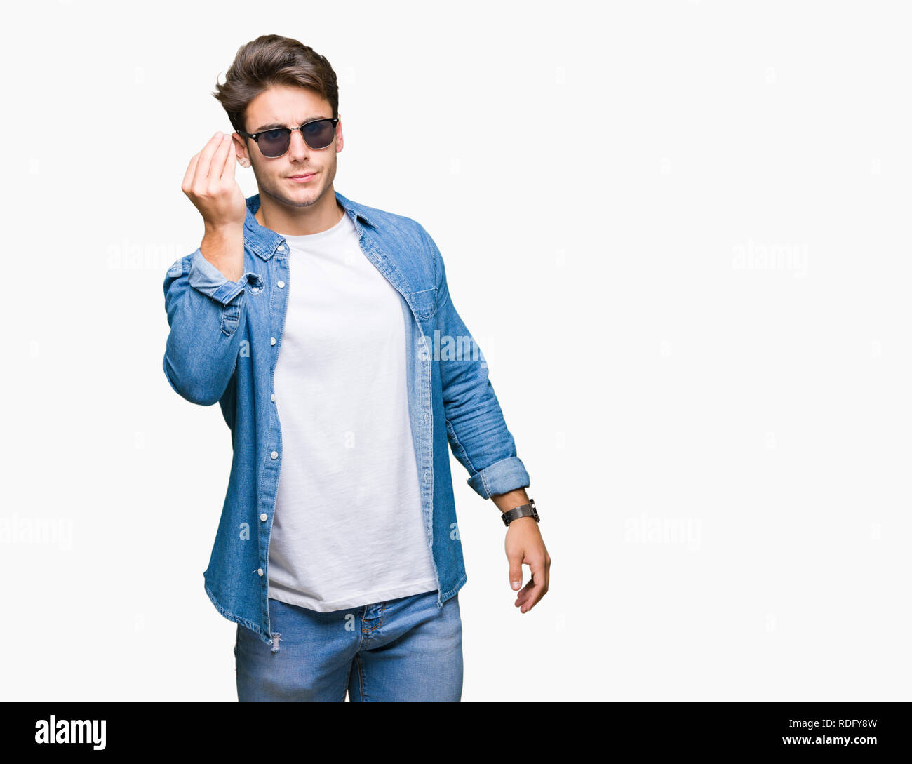 Les jeunes bel homme portant des lunettes de soleil sur fond isolé italien  faisant geste avec la main et des doigts expression confiante Photo Stock -  Alamy