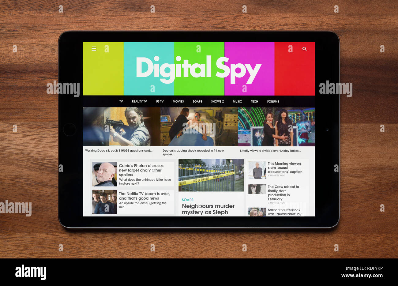 Le site web de Digital Spy est vu sur un iPad tablet, qui repose sur une table en bois (usage éditorial uniquement). Banque D'Images