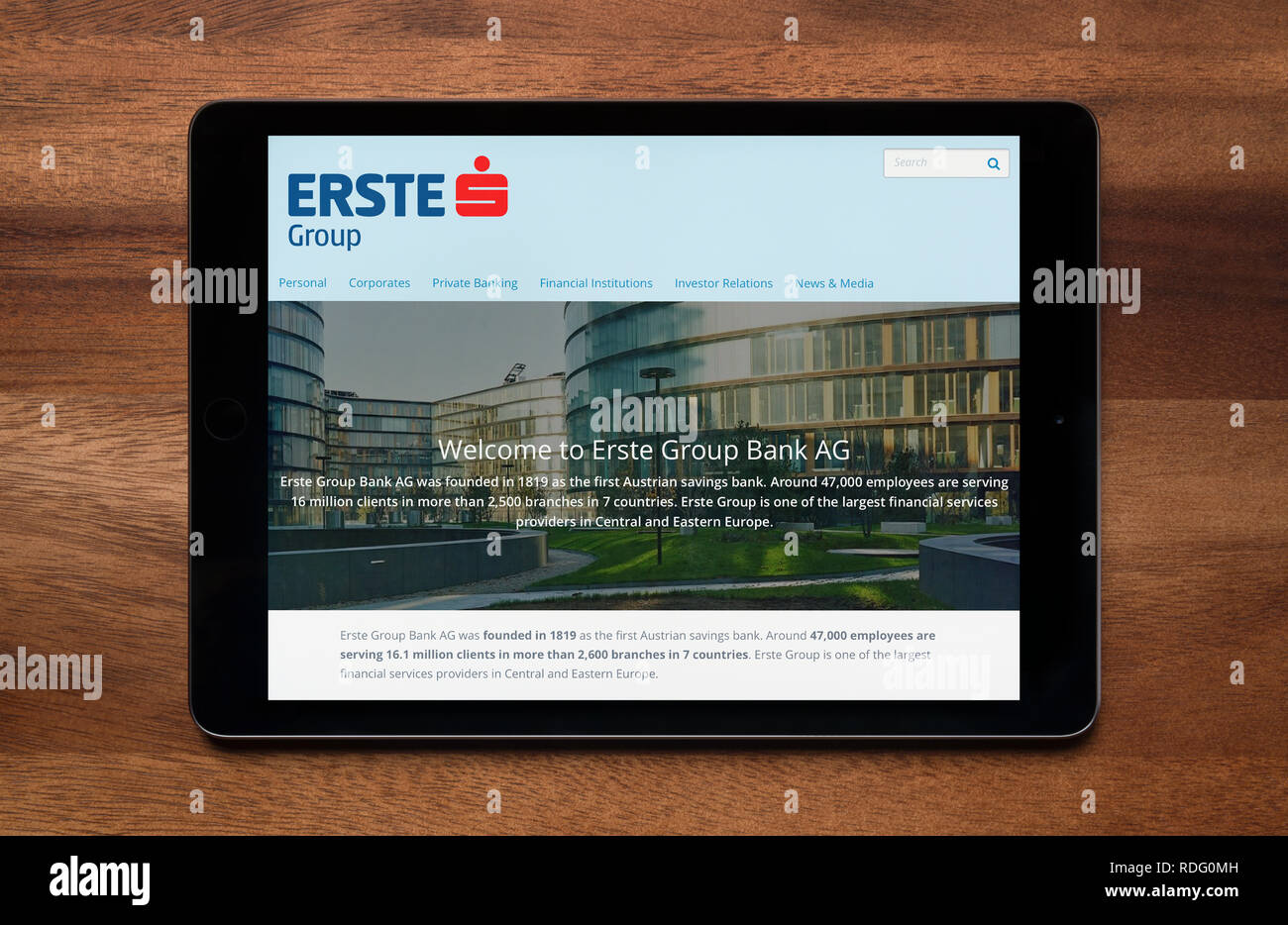 Le site web d'Erste Group est considéré sur une tablette iPad, qui repose sur une table en bois (usage éditorial uniquement). Banque D'Images