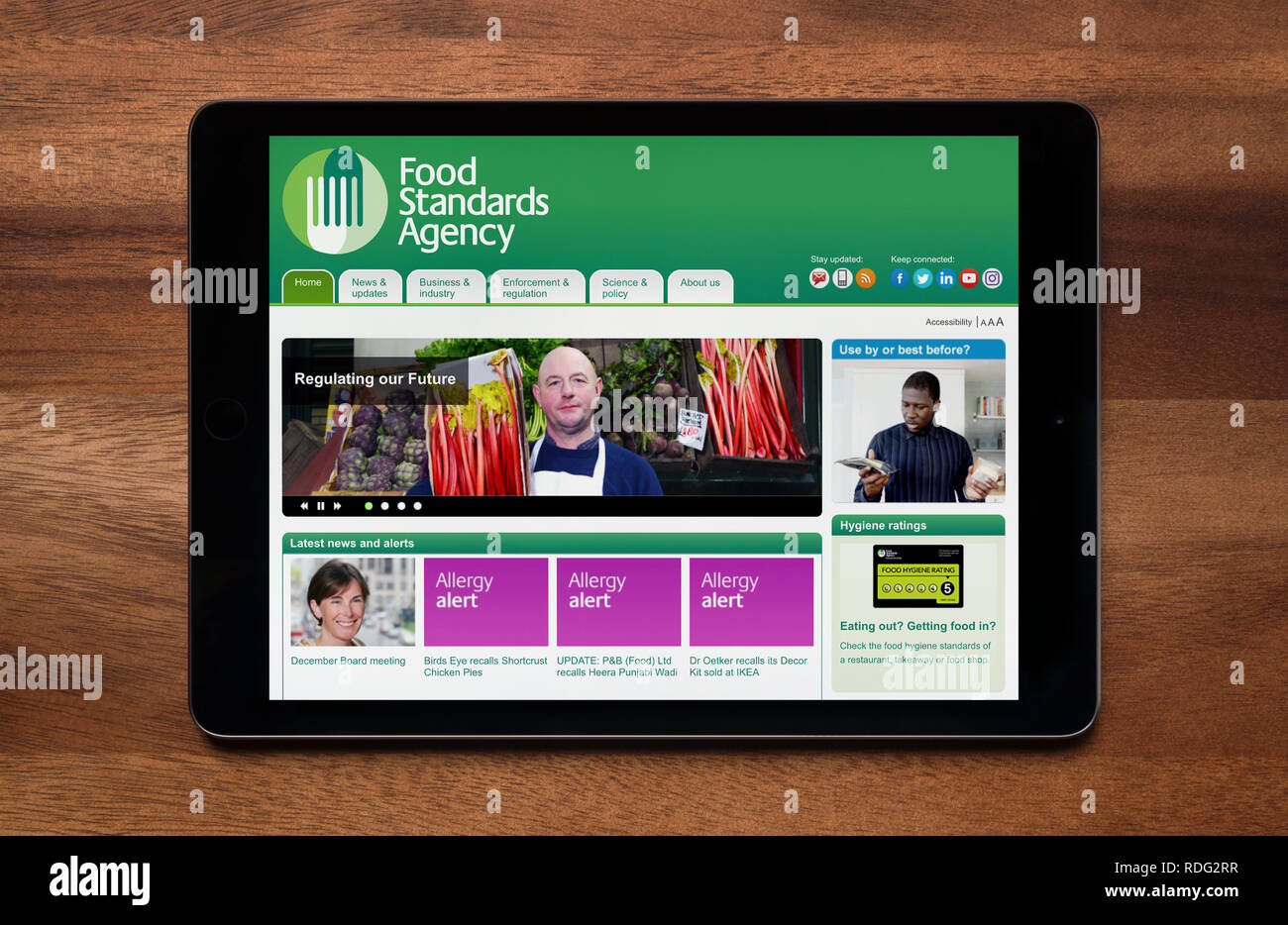 Le site internet de l'Agence des normes alimentaires est vu sur un iPad tablet, qui repose sur une table en bois (usage éditorial uniquement). Banque D'Images