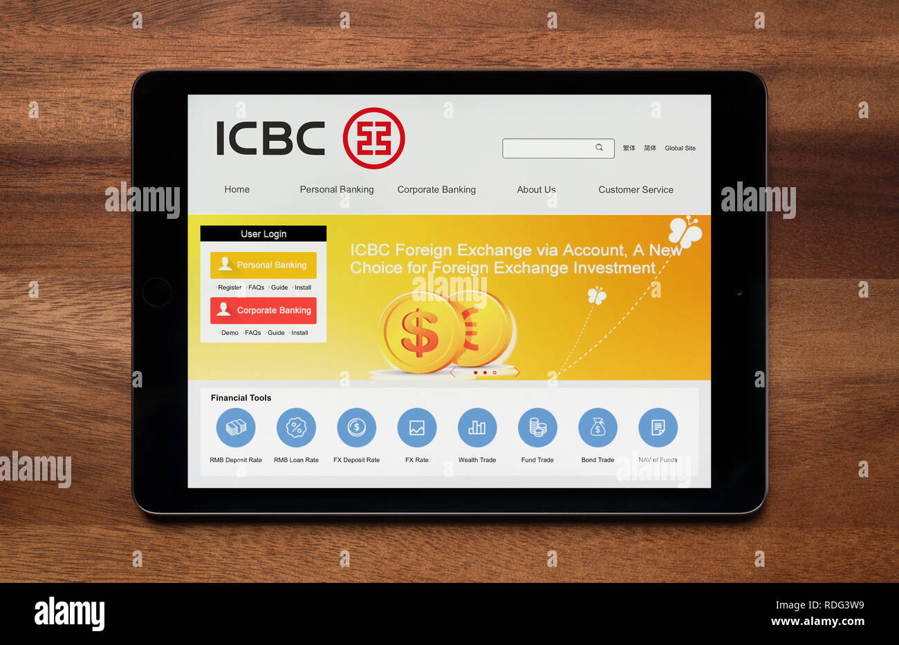 Le site internet de l'ICBC (Industrial and Commercial Bank of China) est vu sur un iPad tablet, qui repose sur une table en bois (usage éditorial uniquement). Banque D'Images