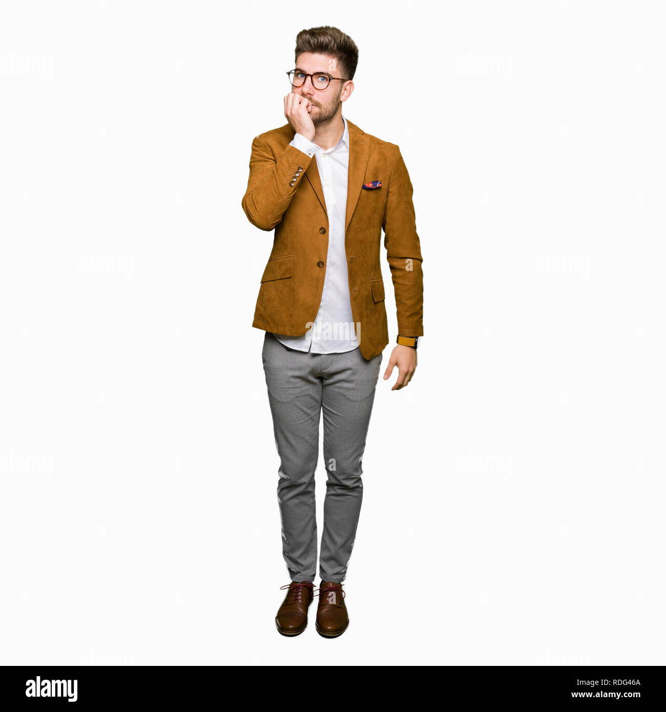 Beau jeune homme d'affaires portant des lunettes à souligné et nerveux avec les mains sur la bouche de mordre les ongles. Problème d'anxiété. Banque D'Images