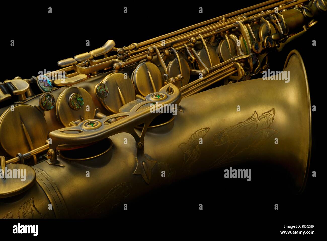Saxophone ténor en bronze haute qualité close-up sur fond noir Banque D'Images