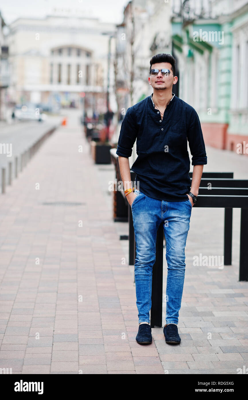 L'homme modèle indien élégant dans des vêtements décontractés, chemise  noire et lunettes posées à l'extérieur de l'Inde de la rue Photo Stock -  Alamy