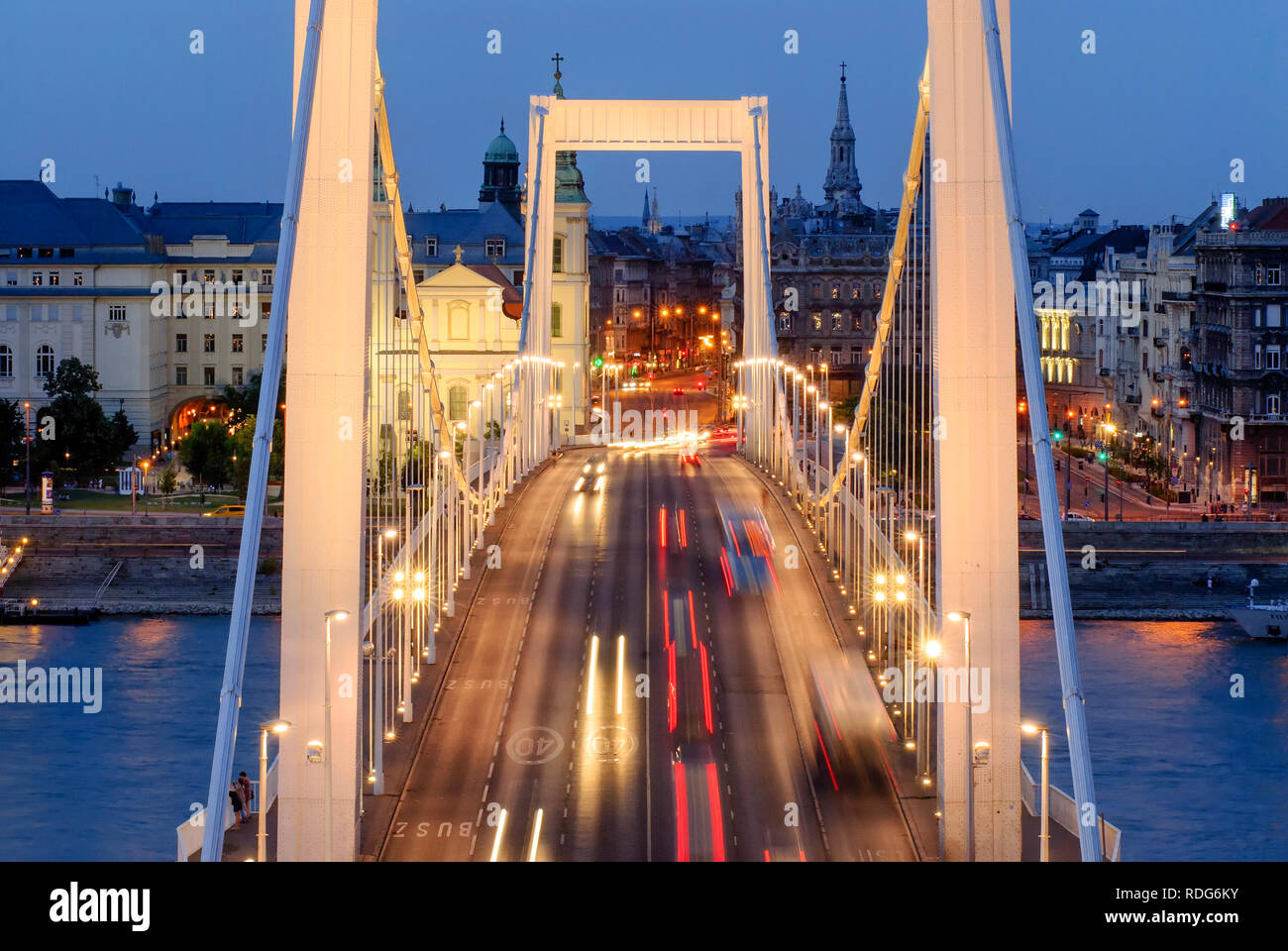 Sentier de lumière floue du trafic de nuit. Pont Elisabeth à Budapest. Banque D'Images