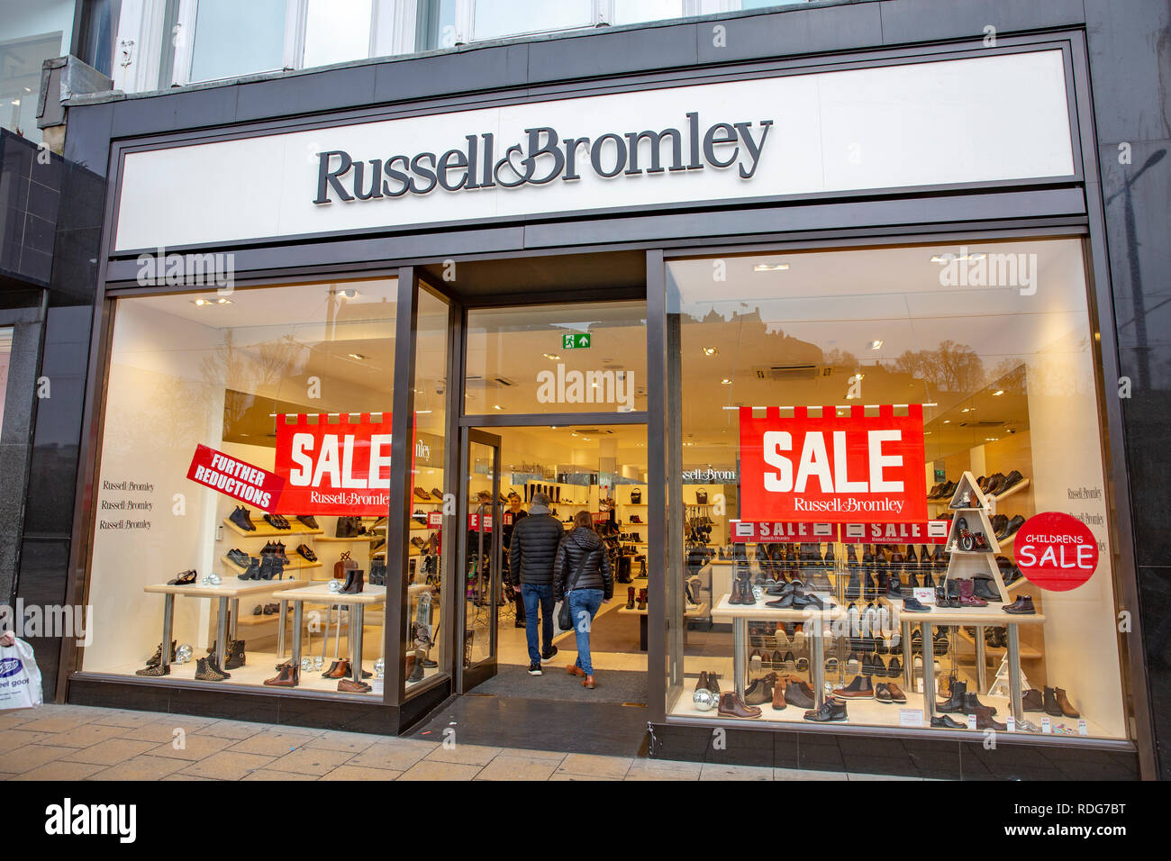 Russell et Bromley, magasin de chaussures, shop avec les soldes de janvier  annoncés, Princes Street, Edinburgh, Ecosse Photo Stock - Alamy