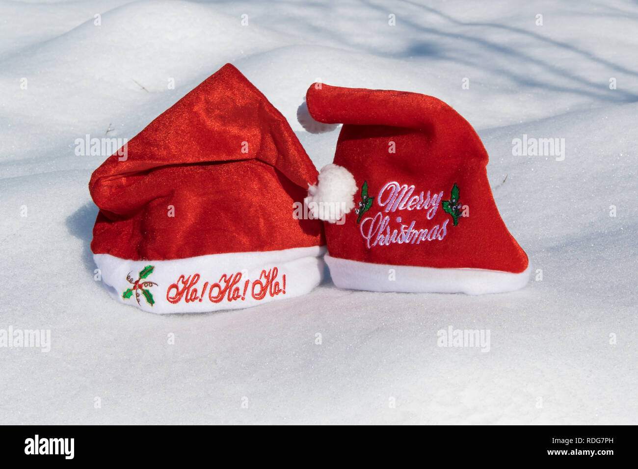 Noël deux bonnets rouges sur le blanc de la neige, des fêtes concept Banque D'Images