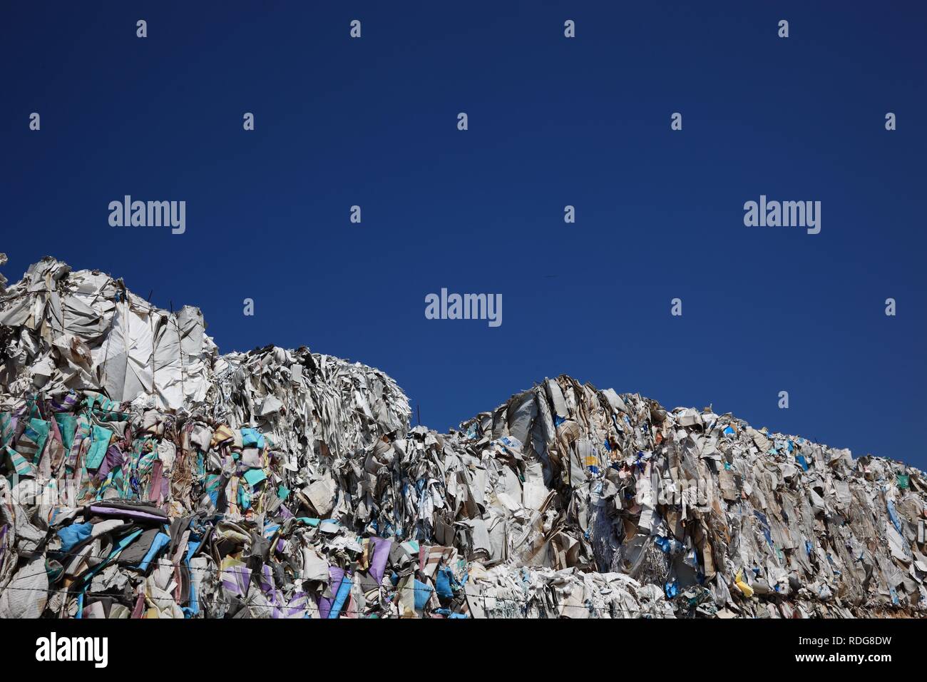 Utiliser du papier, des piles de papier utilisé à un chantier de recyclage, le recyclage du papier Banque D'Images