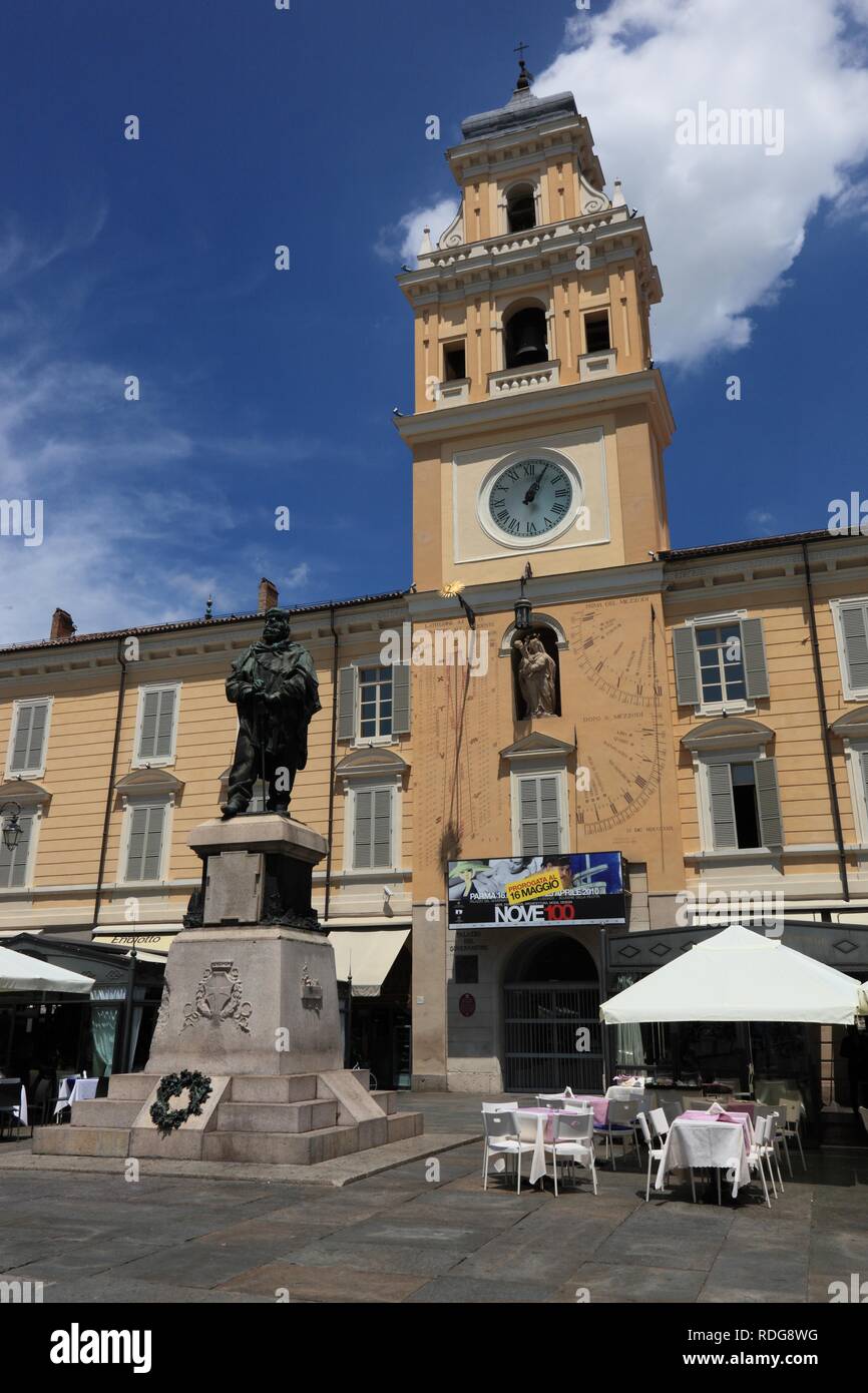 Statue de Garibaldi en face du Palazzo del Governatore, Palais du Gouverneur, sur la Piazza Garibaldi, Parme, Emilie-Romagne Banque D'Images
