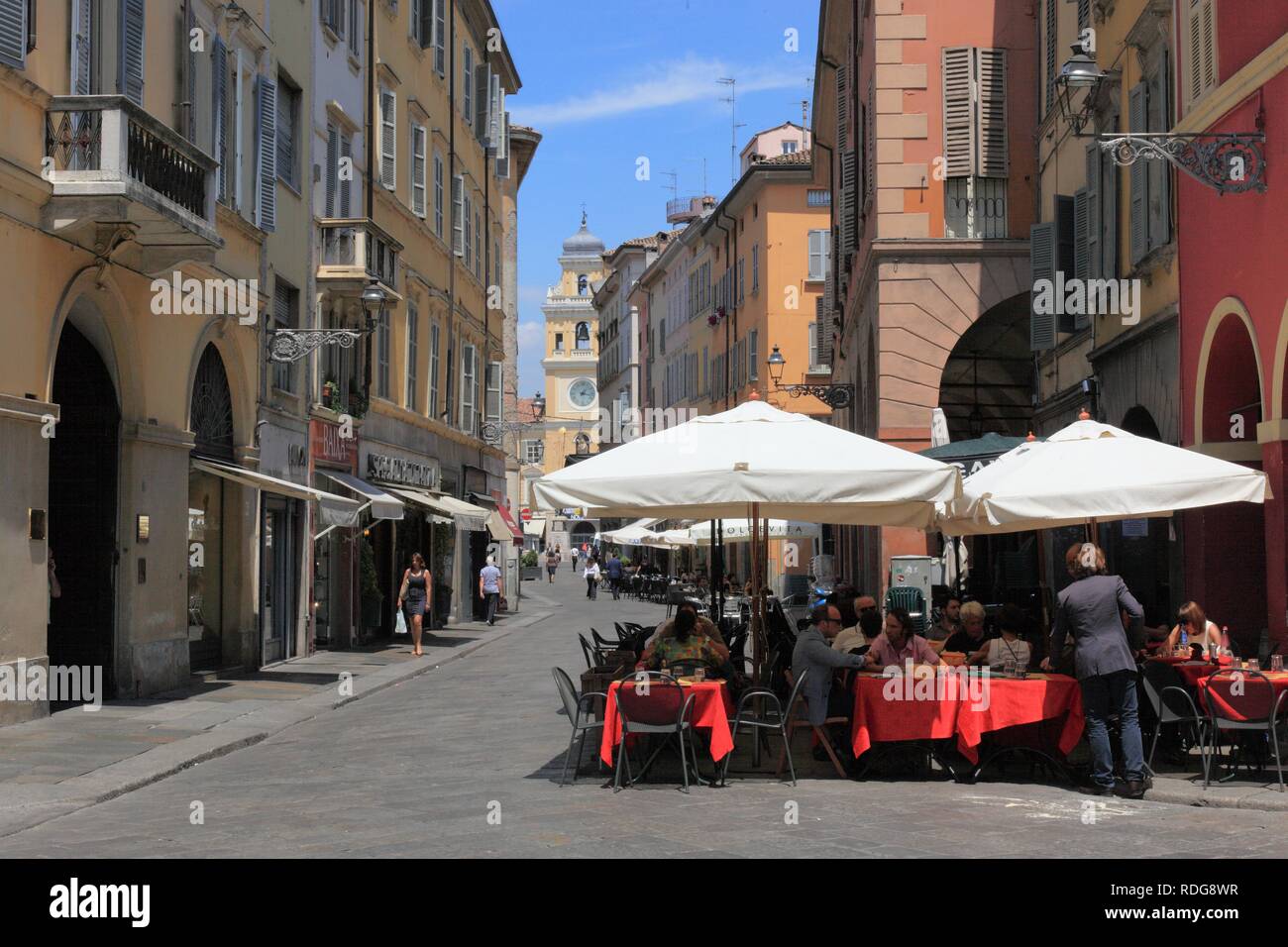 Café avec terrasse dans le centre ville historique de Parme, Emilie-Romagne, Italie, Europe Banque D'Images
