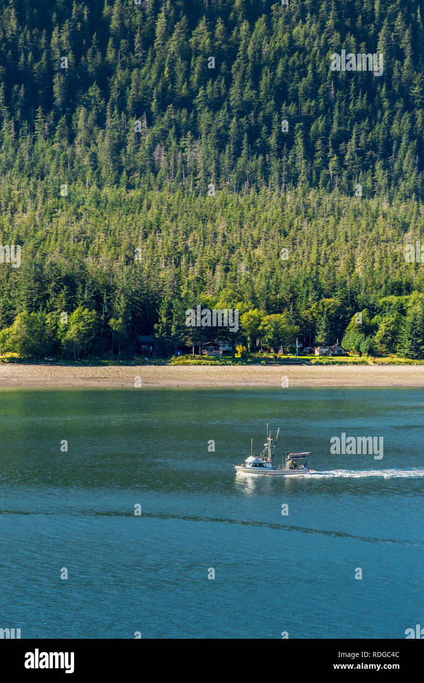 14 septembre 2018 - Juneau, Alaska : Petit bateau de pêche commerciale blanche a la sortie de port dans le canal Gastineau sur une journée ensoleillée. Banque D'Images
