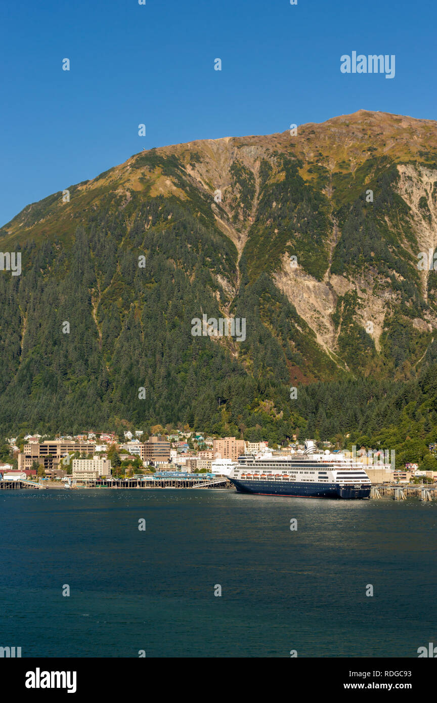 14 septembre 2018 - Juneau, Alaska : Docks et les quais de port de la ville. Le navire de croisière Holland America Zaandam à port et Mont Juneau en arrière-plan. Banque D'Images